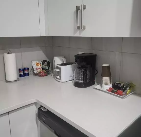 تختخواب و صبحانه Luxurious Home In Nw Calgary, Free Parking, High Speed Internet, Near Grocery And Airport