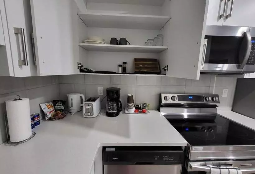 تختخواب و صبحانه Luxurious Home In Nw Calgary, Free Parking, High Speed Internet, Near Grocery And Airport