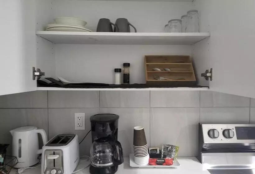 تختخواب و صبحانه Luxurious Home In Nw Calgary, Free Parking, High Speed Internet, Near Grocery And Airport