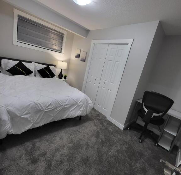 تختخواب و صبحانه Luxurious Home In Nw Calgary, Free Parking, High Speed Internet, Near Grocery And Airport