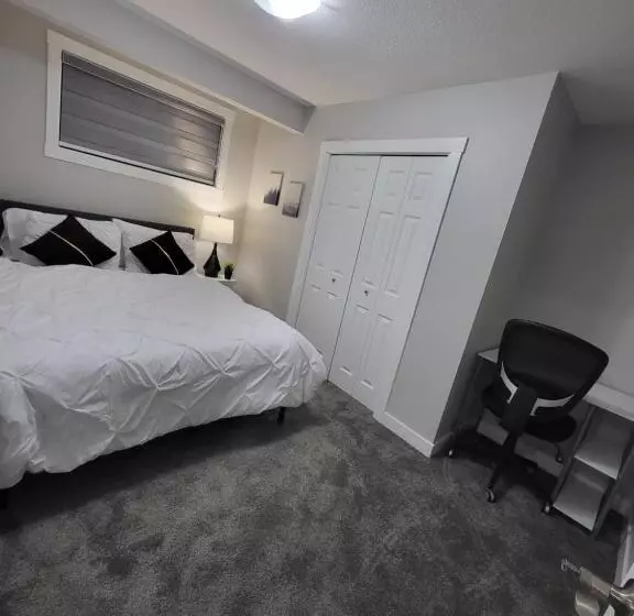 تختخواب و صبحانه Luxurious Home In Nw Calgary, Free Parking, High Speed Internet, Near Grocery And Airport