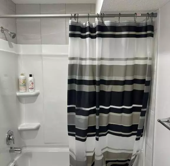 تختخواب و صبحانه Luxurious Home In Nw Calgary, Free Parking, High Speed Internet, Near Grocery And Airport