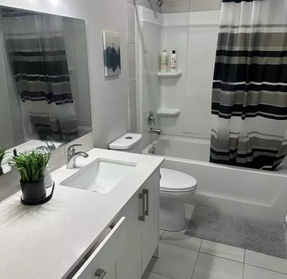 تختخواب و صبحانه Luxurious Home In Nw Calgary, Free Parking, High Speed Internet, Near Grocery And Airport