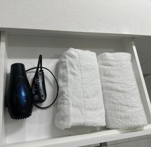 تختخواب و صبحانه Luxurious Home In Nw Calgary, Free Parking, High Speed Internet, Near Grocery And Airport