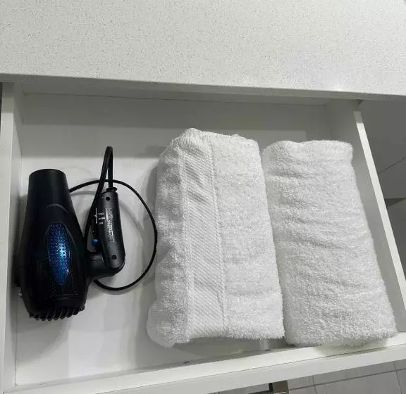 تختخواب و صبحانه Luxurious Home In Nw Calgary, Free Parking, High Speed Internet, Near Grocery And Airport