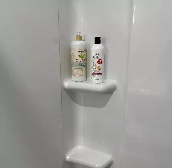 تختخواب و صبحانه Luxurious Home In Nw Calgary, Free Parking, High Speed Internet, Near Grocery And Airport