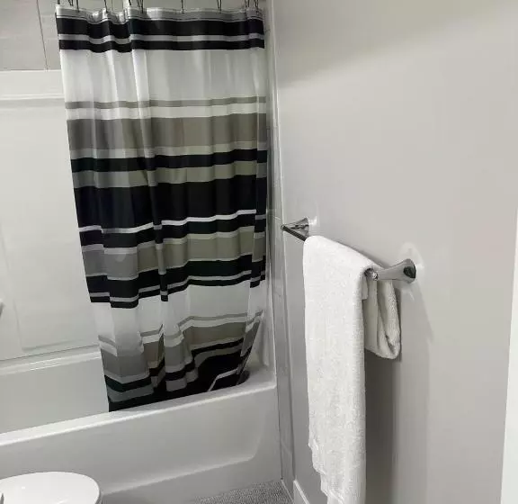 تختخواب و صبحانه Luxurious Home In Nw Calgary, Free Parking, High Speed Internet, Near Grocery And Airport