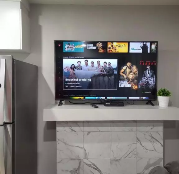 تختخواب و صبحانه Luxurious Home In Nw Calgary, Free Parking, High Speed Internet, Near Grocery And Airport