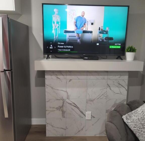 تختخواب و صبحانه Luxurious Home In Nw Calgary, Free Parking, High Speed Internet, Near Grocery And Airport