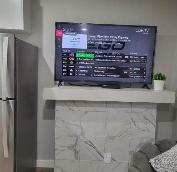 تختخواب و صبحانه Luxurious Home In Nw Calgary, Free Parking, High Speed Internet, Near Grocery And Airport