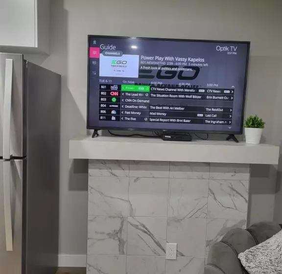 تختخواب و صبحانه Luxurious Home In Nw Calgary, Free Parking, High Speed Internet, Near Grocery And Airport