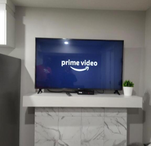 تختخواب و صبحانه Luxurious Home In Nw Calgary, Free Parking, High Speed Internet, Near Grocery And Airport