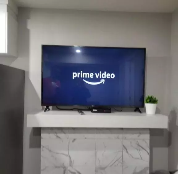 تختخواب و صبحانه Luxurious Home In Nw Calgary, Free Parking, High Speed Internet, Near Grocery And Airport