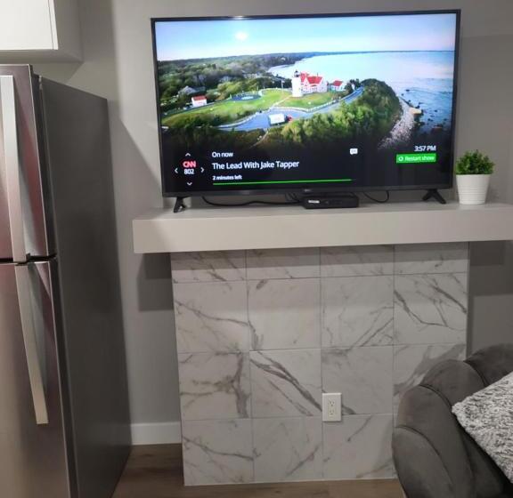 تختخواب و صبحانه Luxurious Home In Nw Calgary, Free Parking, High Speed Internet, Near Grocery And Airport