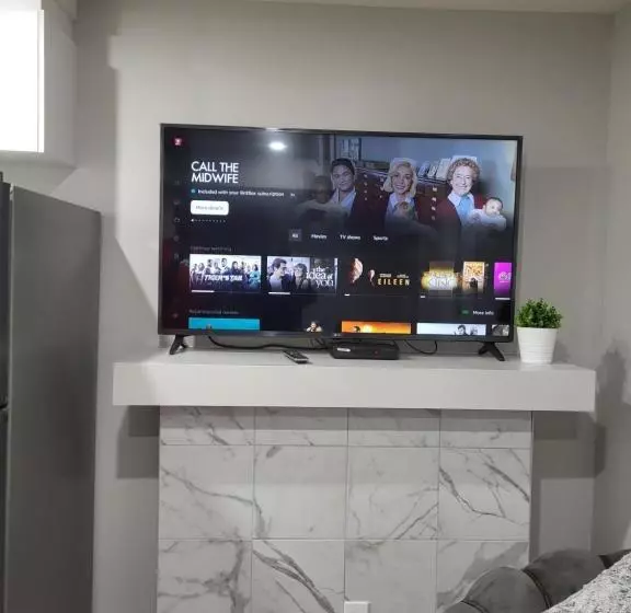 تختخواب و صبحانه Luxurious Home In Nw Calgary, Free Parking, High Speed Internet, Near Grocery And Airport