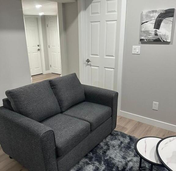 تختخواب و صبحانه Luxurious Home In Nw Calgary, Free Parking, High Speed Internet, Near Grocery And Airport