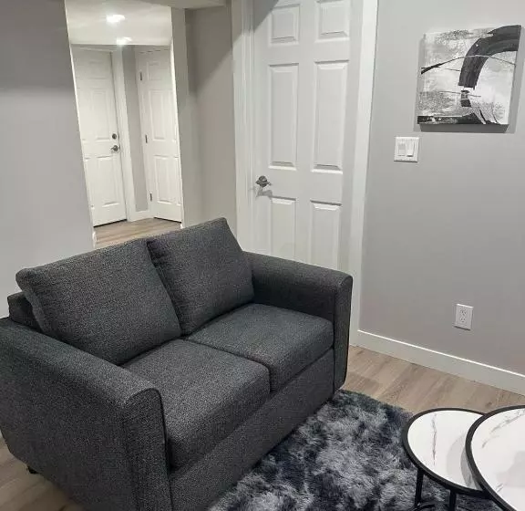 تختخواب و صبحانه Luxurious Home In Nw Calgary, Free Parking, High Speed Internet, Near Grocery And Airport