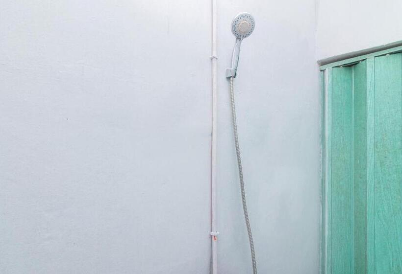 בית מלון כפרי Oyo Life 2583 Kost Anggun