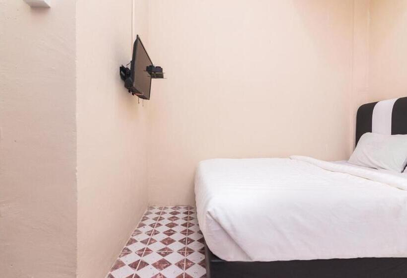 בית מלון כפרי Oyo Life 2583 Kost Anggun