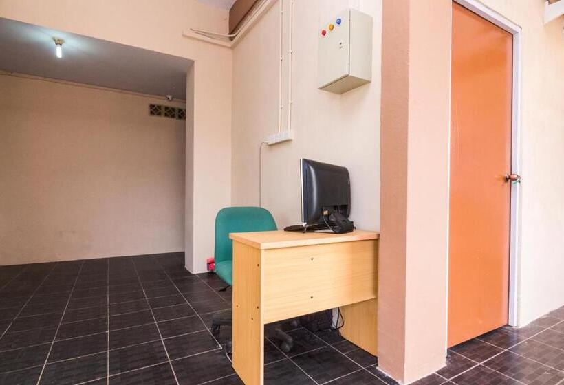 בית מלון כפרי Oyo Life 2583 Kost Anggun