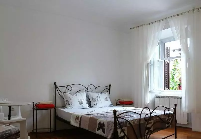 پانسیون Hostel By Guest House Izola