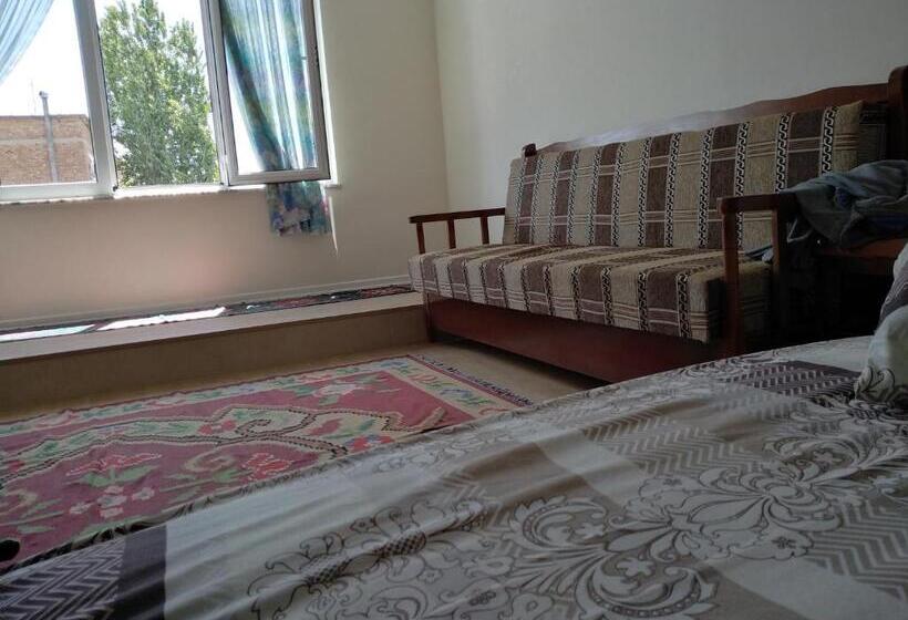 پانسیون Rowdy Guest House