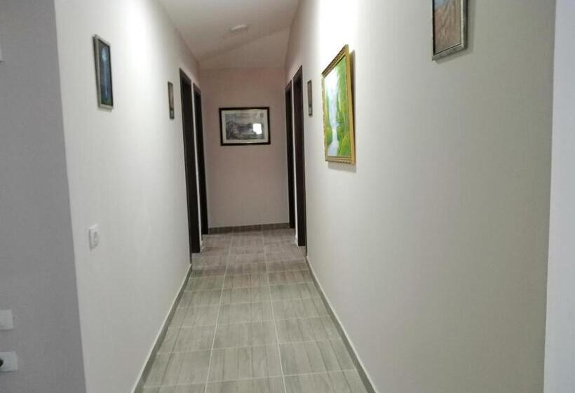 پانسیون Rowdy Guest House