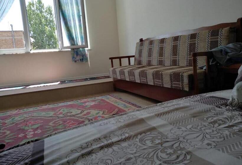 پانسیون Rowdy Guest House