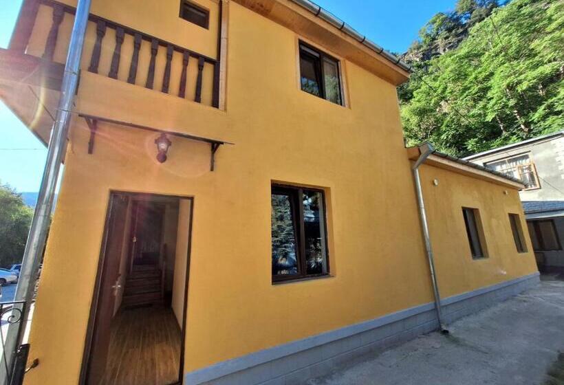 پانسیون Alongside Park Borjomi