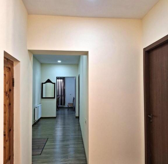 پانسیون Alongside Park Borjomi