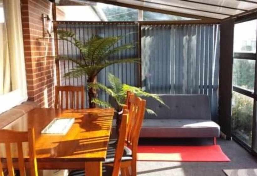 مبيت وإفطار Airport Silver Fern Accommodation