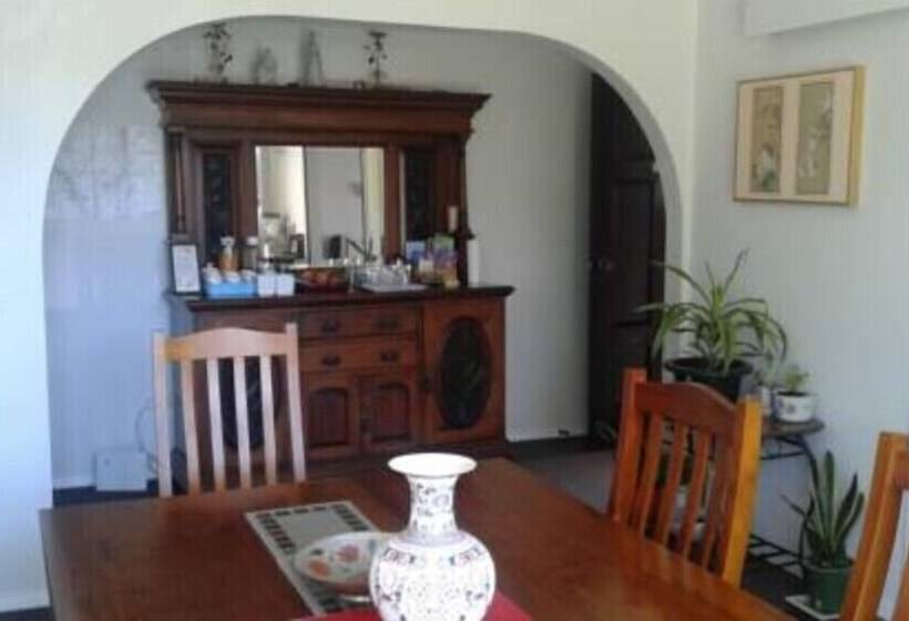 مبيت وإفطار Airport Silver Fern Accommodation