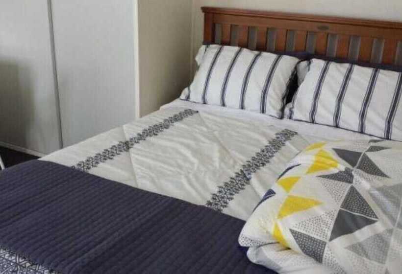 مبيت وإفطار Airport Silver Fern Accommodation