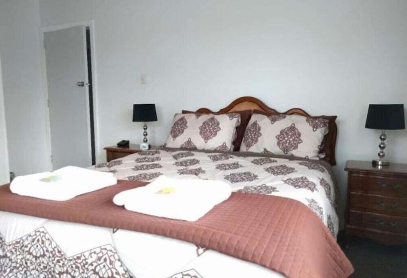 مبيت وإفطار Airport Silver Fern Accommodation