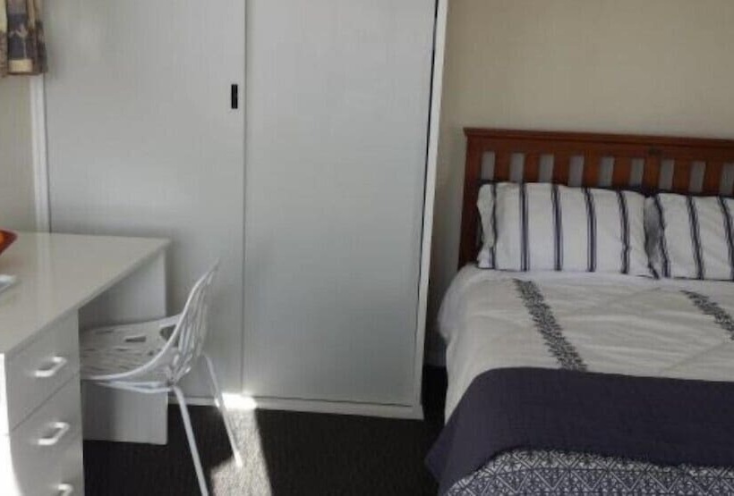 مبيت وإفطار Airport Silver Fern Accommodation