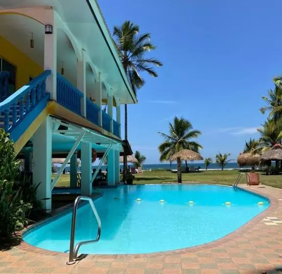 ホテル Las Lajas Beach Resort