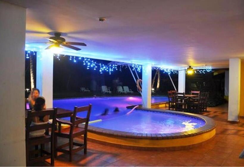 فندق Las Lajas Beach Resort