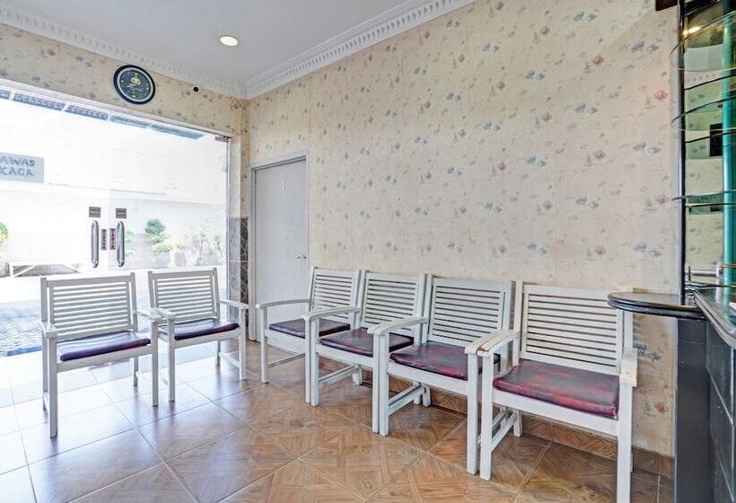 Отель Collection O 90783 Probolinggo Homestay