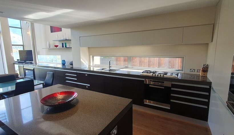 Отель Lakeshore Springs Apartments