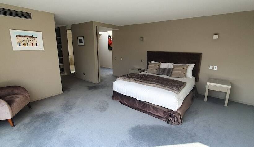 Отель Lakeshore Springs Apartments