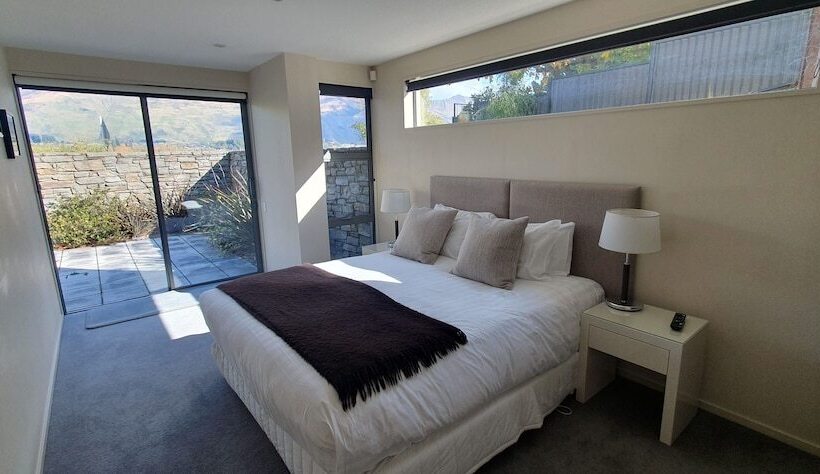 Отель Lakeshore Springs Apartments