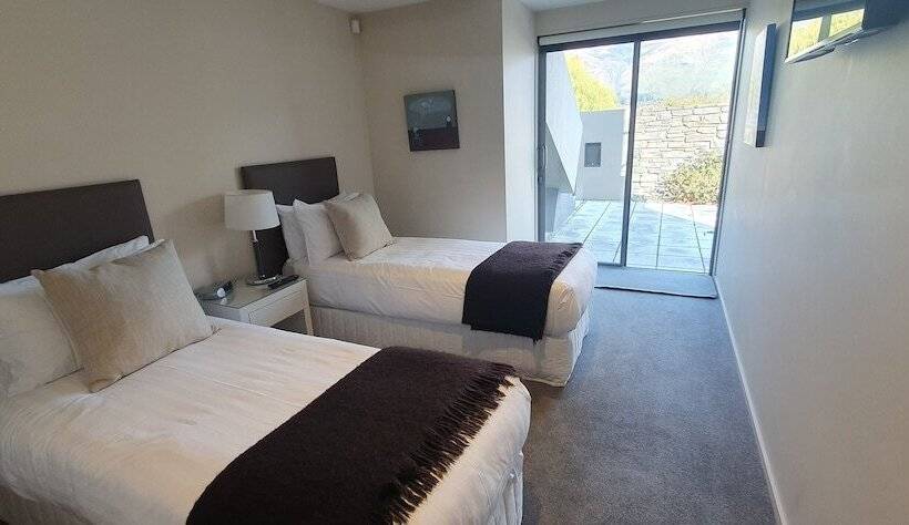 Отель Lakeshore Springs Apartments