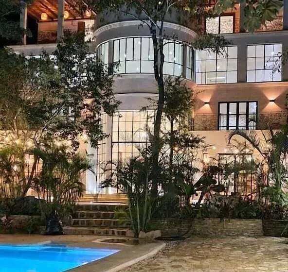 ホテル Jungle Mansion & Cuisine