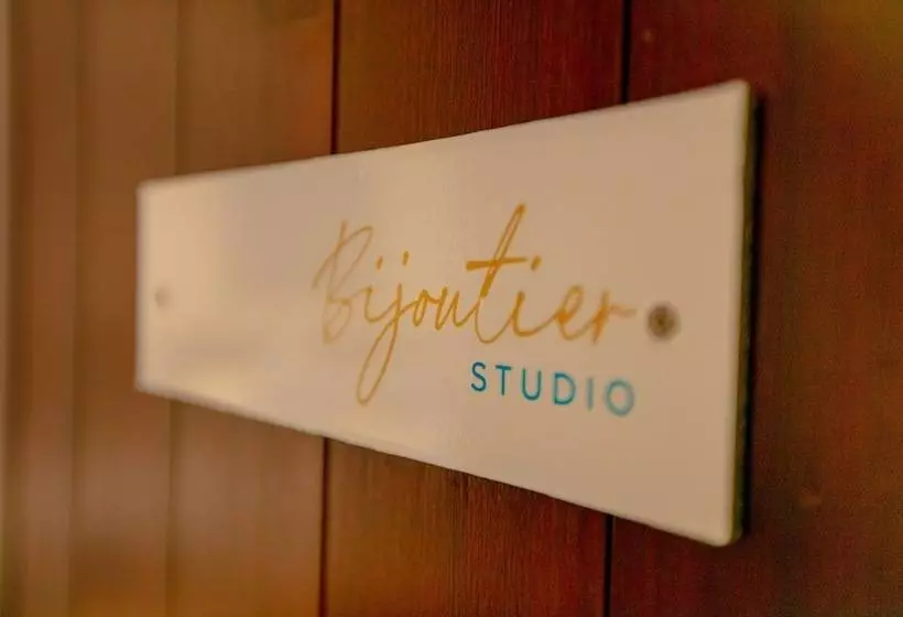 پانسیون Eden Island Studios