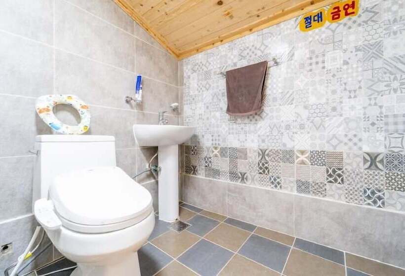 פנסיון Jeju Jejue Meomulda