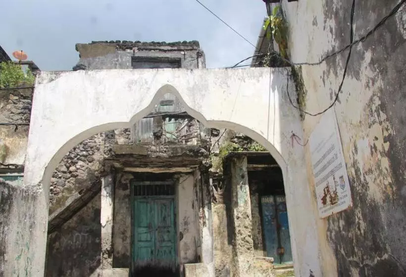 Medina Hotel   Mutsamudu