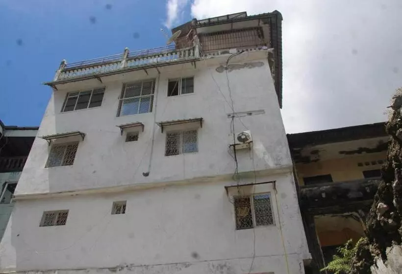 Medina Hotel   Mutsamudu