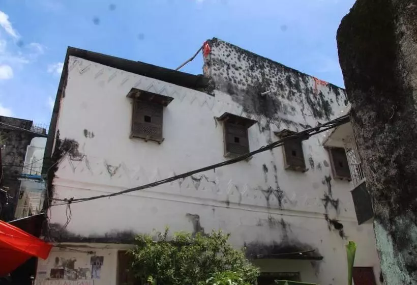 Medina Hotel   Mutsamudu