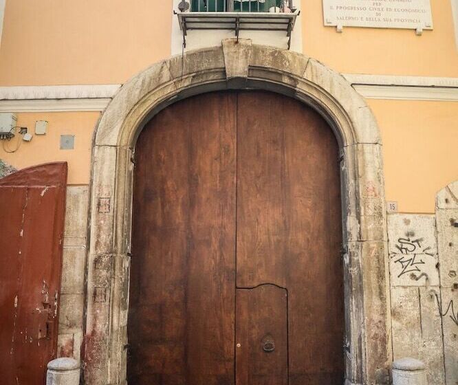 تختخواب و صبحانه Petramare Charming House