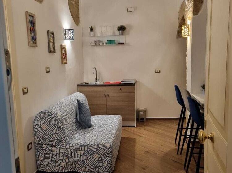 تختخواب و صبحانه Petramare Charming House